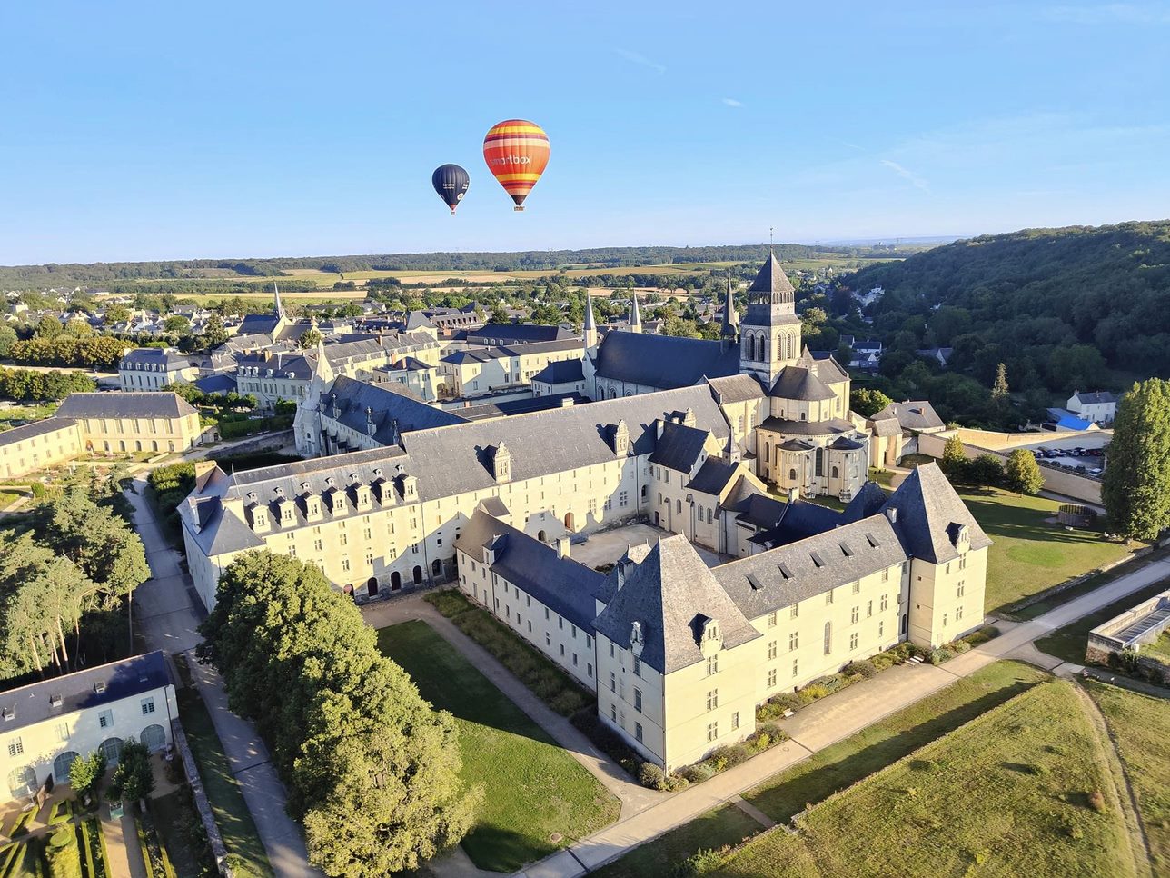 Abbaye Royale de Fontevraud avec deux montgolfières