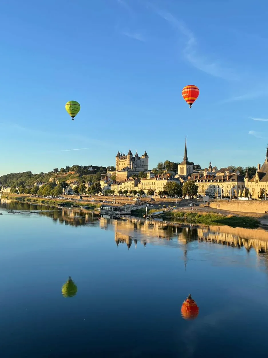 Deux montgolfière à Saumur, au-dessus de la Loire et du château