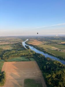 Une montgolfière au dessus des champs de Chinon