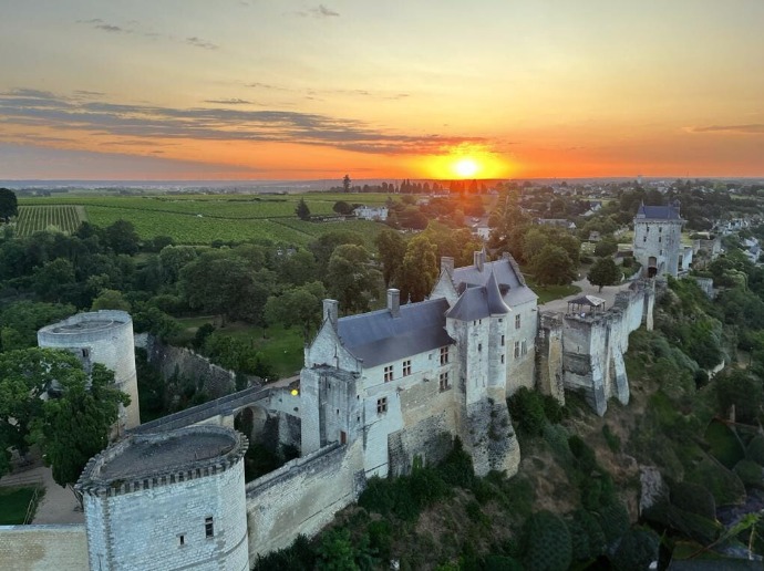Forteresse de chinon au coucher du soleil