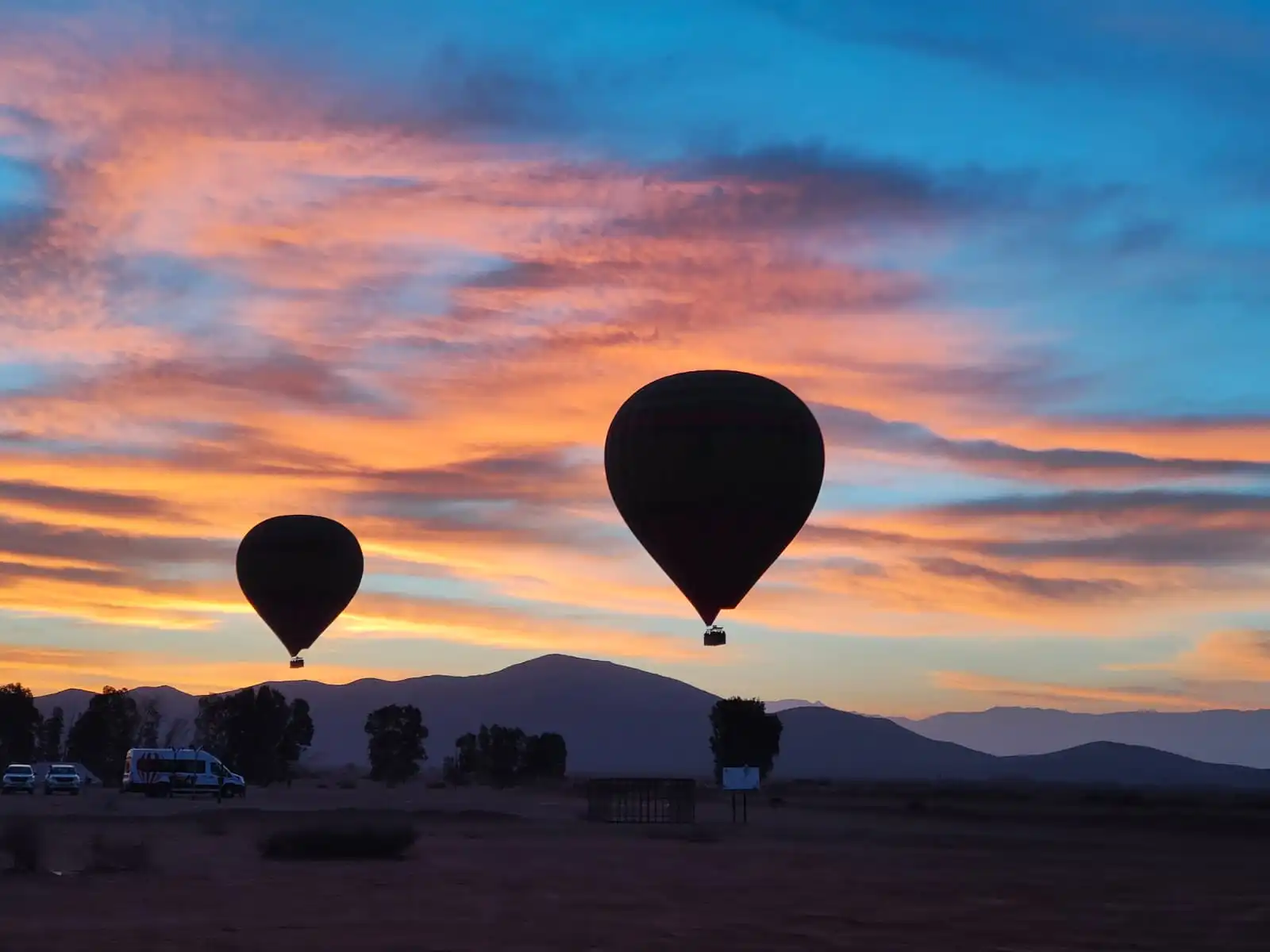 Deux montgolfière qui volent au Maroc