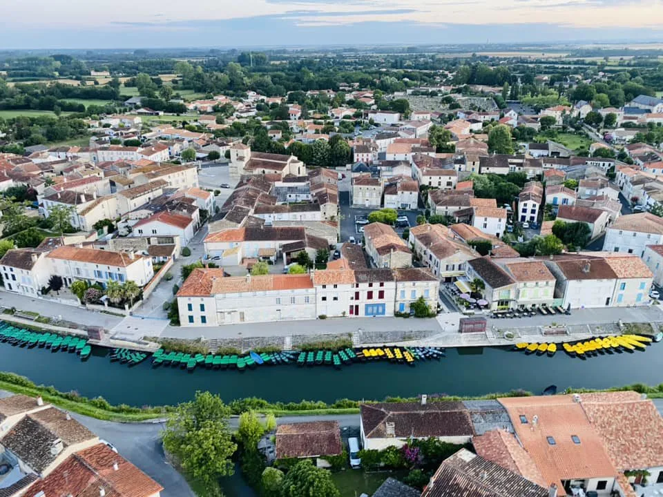 Vu du ciel du marais poitevin avec les barques