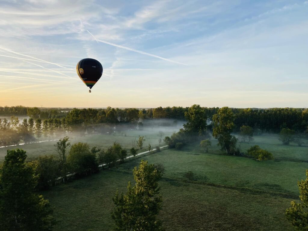 Montgolfière qui vole au-dessus des marais poitevins