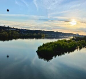 Montgolfière qui vole au-dessus de la Loire