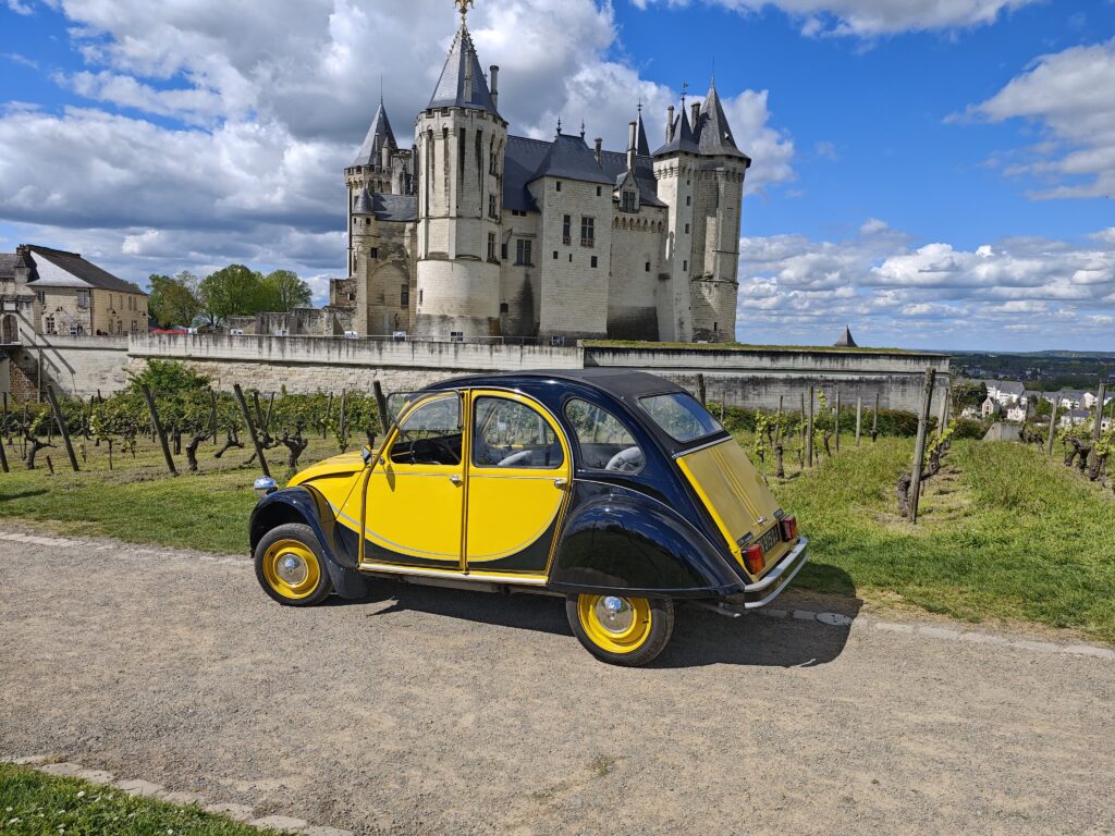 2CV devant le château de Saumur