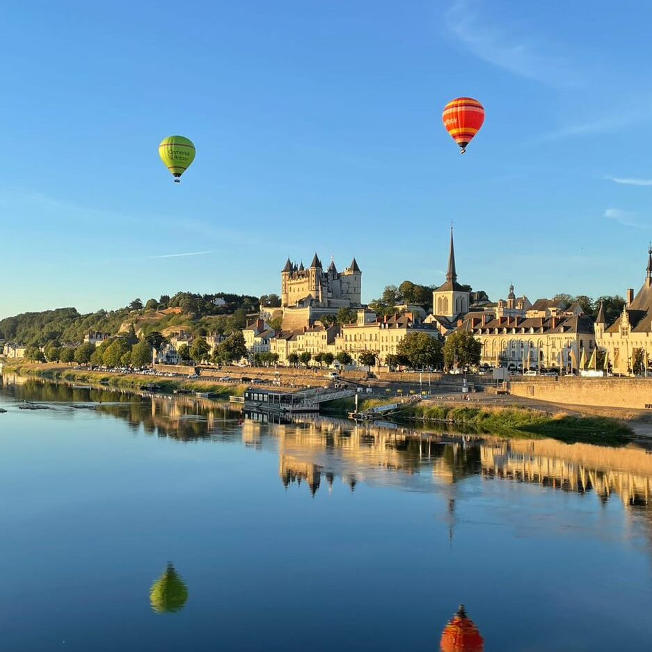 Deux montgolfière à Saumur, au-dessus de la Loire et du château