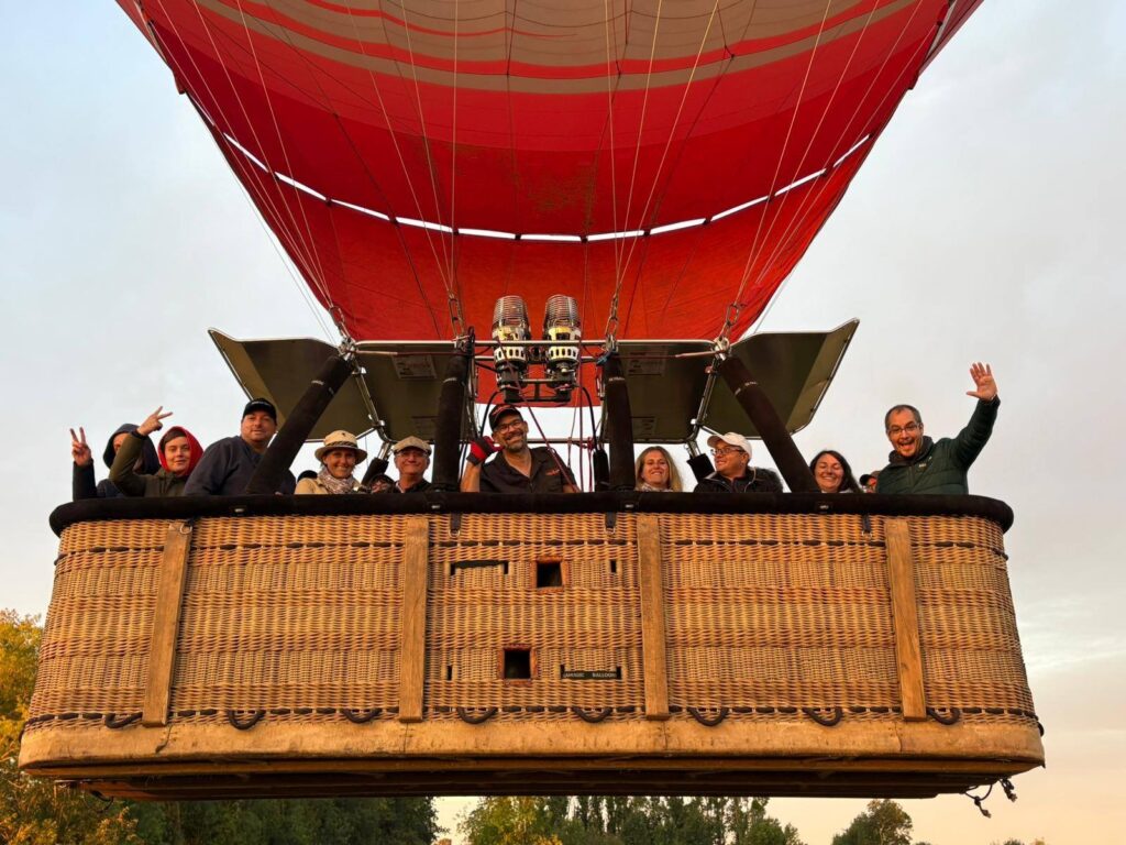 Nacelle de groupe avec les passagers qui salut les personnes au sol