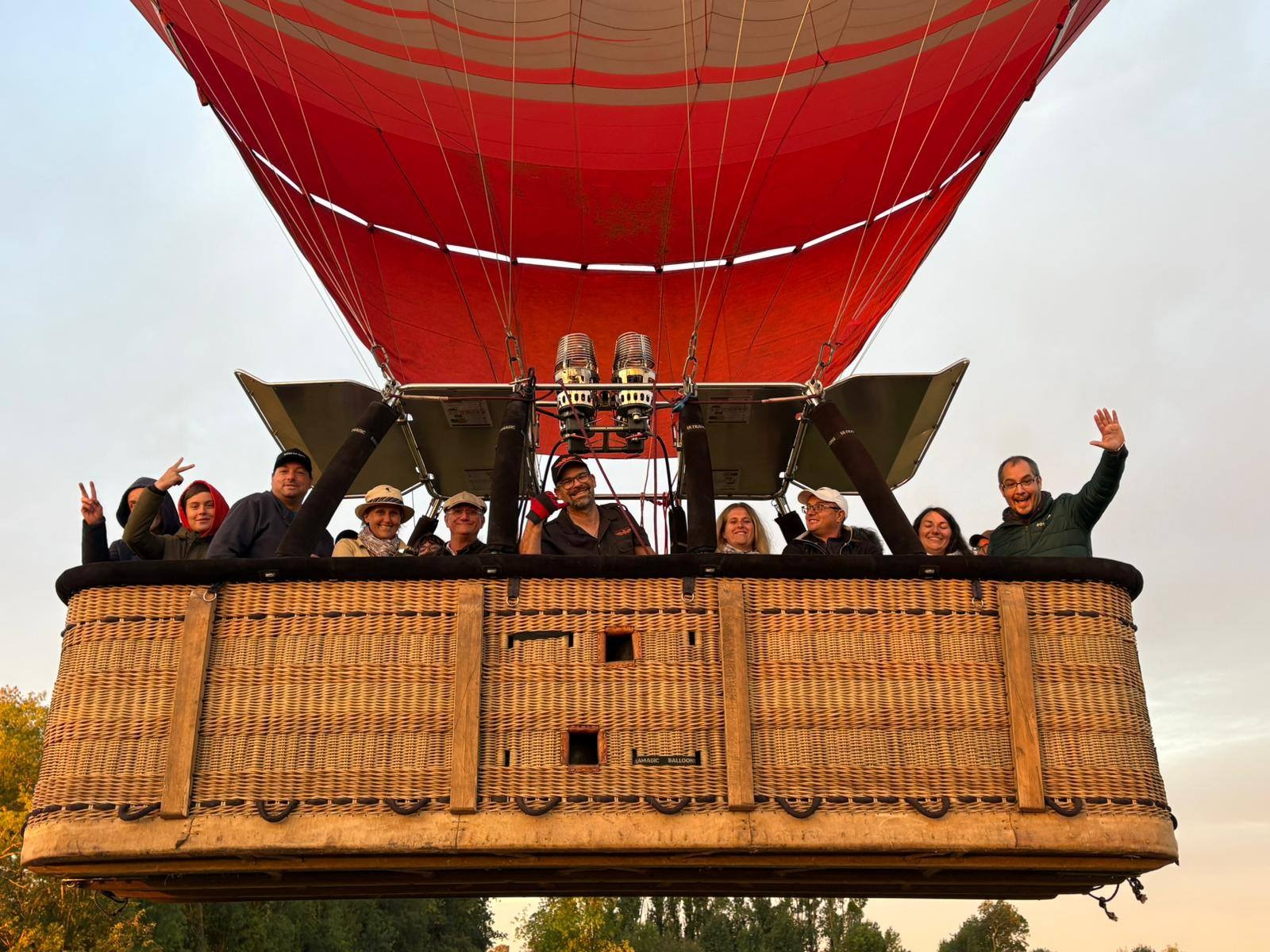 Nacelle de groupe avec les passagers qui salut les personnes au sol